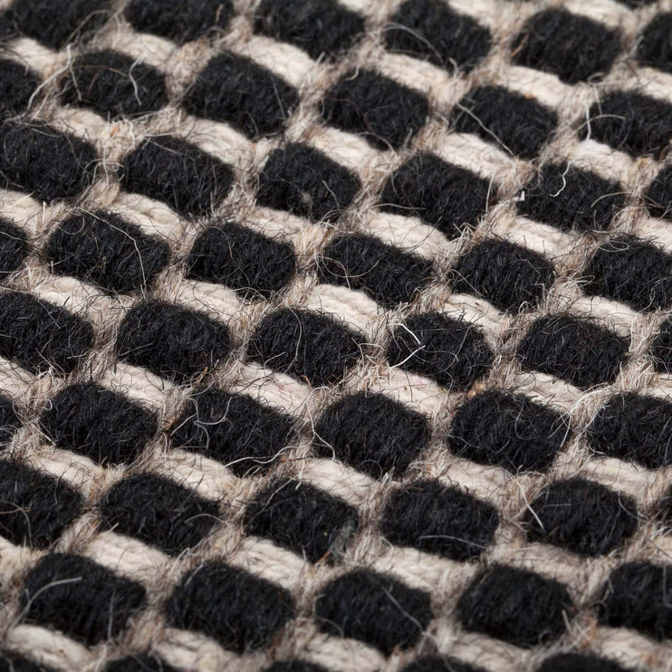 Teppich Kolong, Schwarz & Eierschale, 100% Schurwolle | Hochwertige Wohnaccessoires