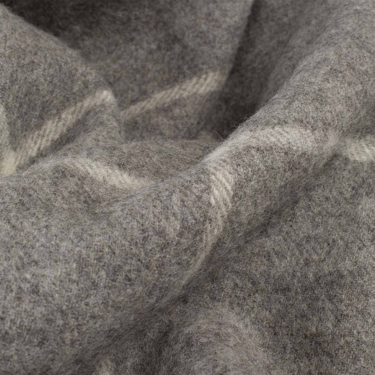 Wolldecke Saldus Grau & Creme, 100% Schurwolle | Hochwertige Wohnaccessoires