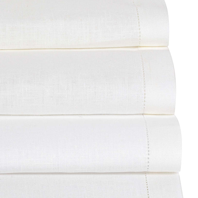 White Cavaillon Tischläufer | Home & Living inspiration | URBANARA