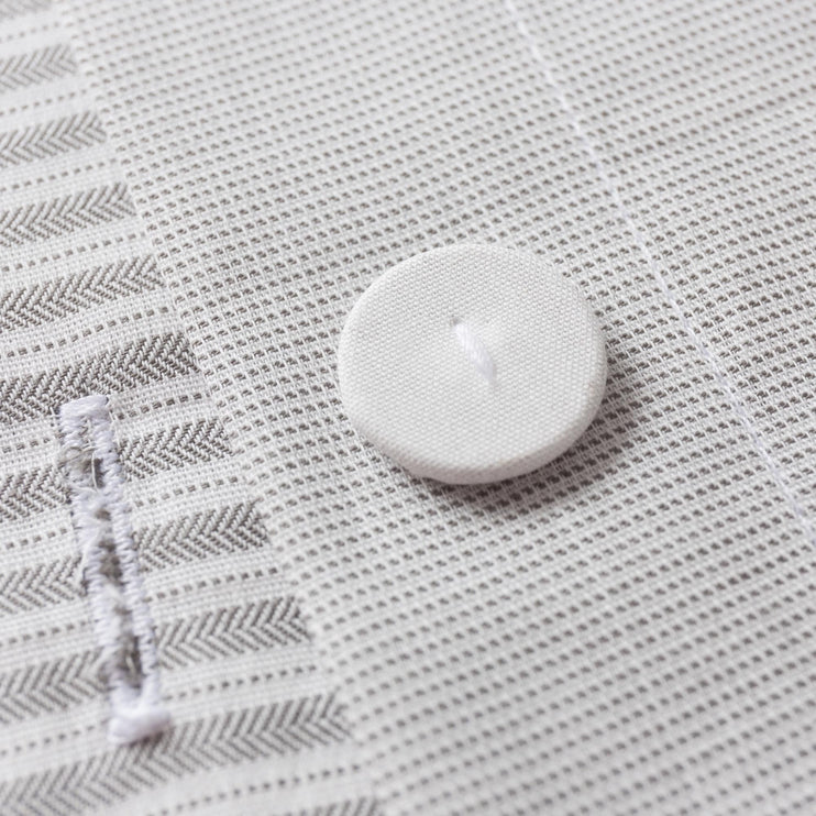 Kissenbezug Izeda in Hellgrau & Weiß aus 100% Baumwolle | Entdecken Sie unsere schönsten Wohnaccessoires