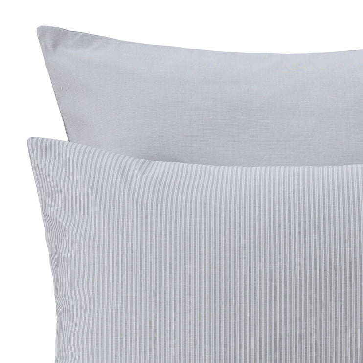 Kissenbezug Izeda, Hellgrau & Weiß, 100% Baumwolle | URBANARA Perkal-Bettwäsche