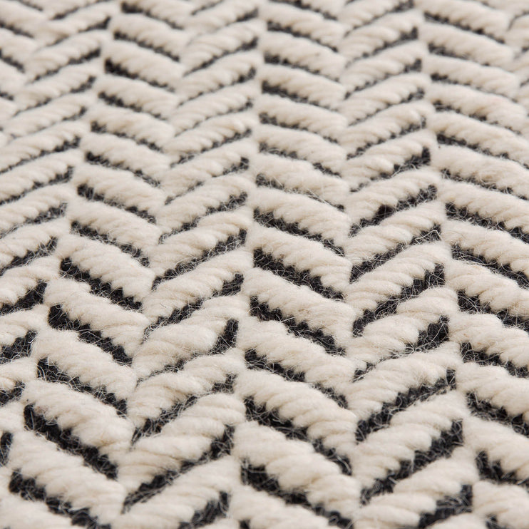 Teppich Kolvra in Schwarz & Weiß aus 100% Schurwolle | Entdecken Sie unsere schönsten Wohnaccessoires