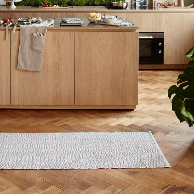 Grey & Off-white Tenali Läufer | Home & Living inspiration | URBANARA