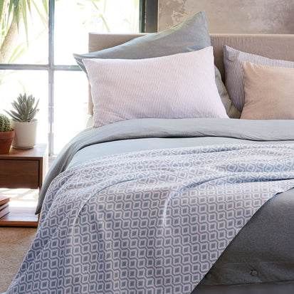 Grey green & White Viana Tagesdecke | Home & Living inspiration | URBANARA