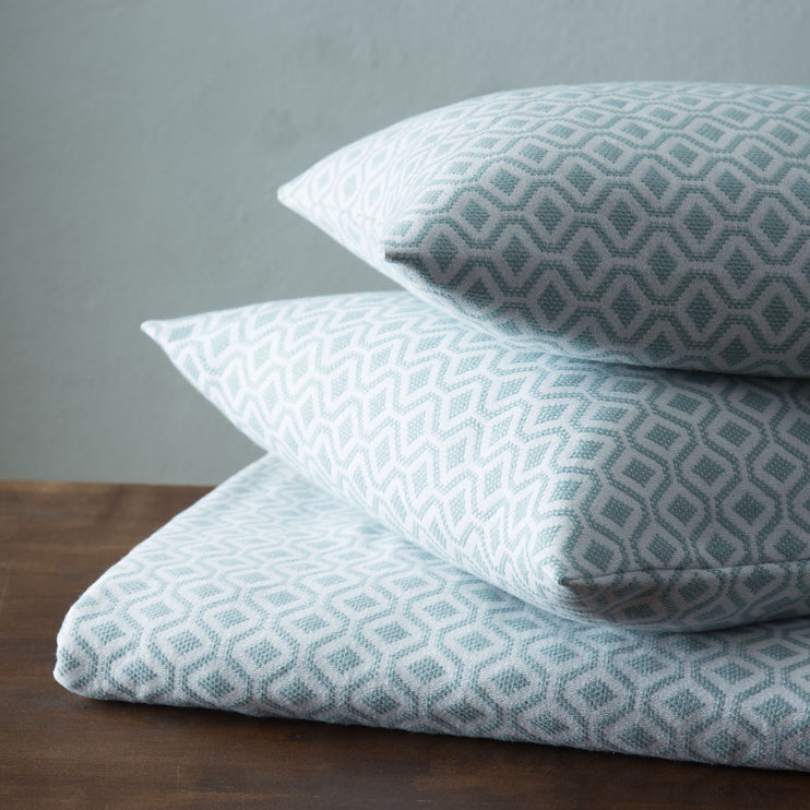 Kissenhülle Vianain Graugrün & Weiß | Schöne Ideen für Ihr Zuhause | URBANARA