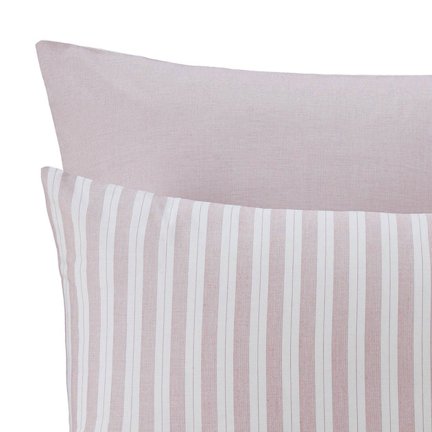 Dark red & White Izeda Bettdeckenbezug | Home & Living inspiration | URBANARA
