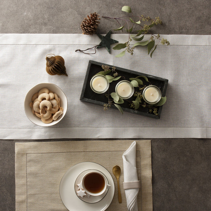 Silver & White Cavaillon Tischläufer | Home & Living inspiration | URBANARA