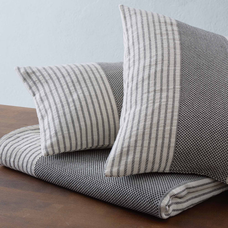 Kissenhülle Kadan, Schwarz & Creme, 50% Leinen & 50% Baumwolle | URBANARA Kissenhüllen