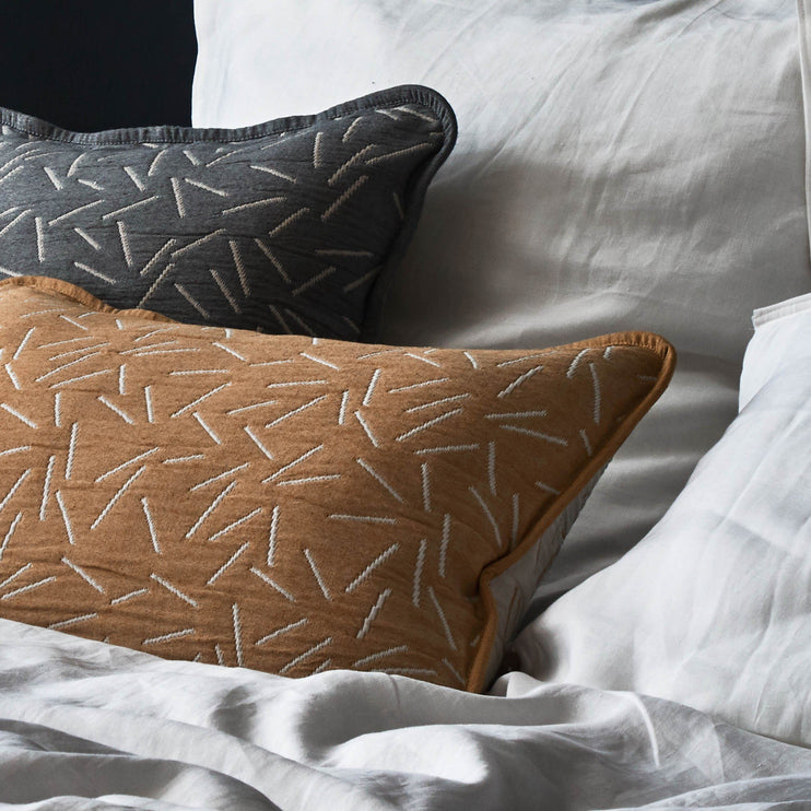 Mustard & Light grey Alcains Kissenhülle | Home & Living inspiration | URBANARA