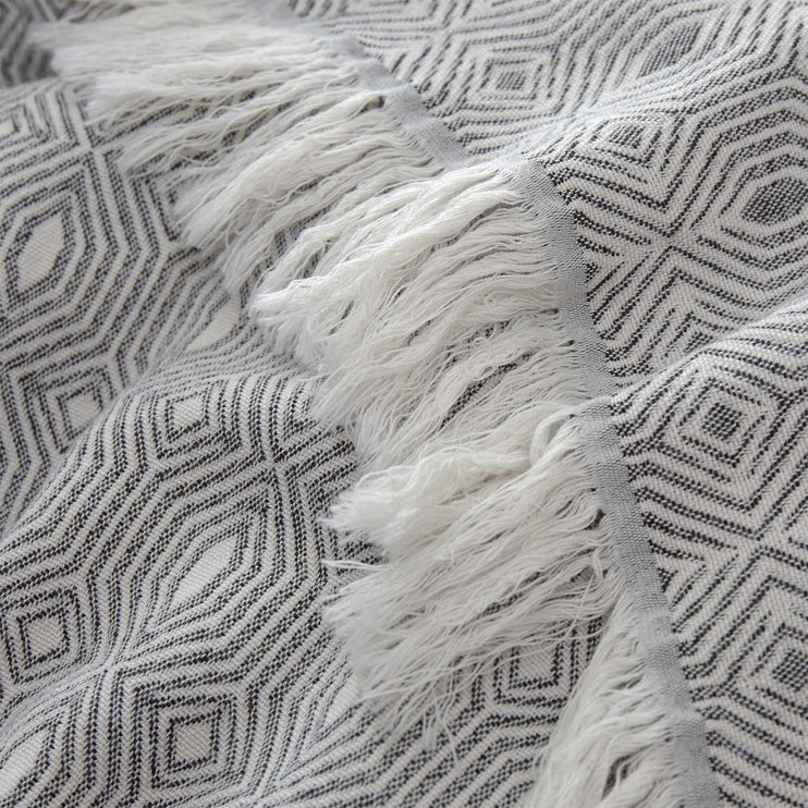 Black & Natural white Alcoa Decke | Home & Living inspiration | URBANARA