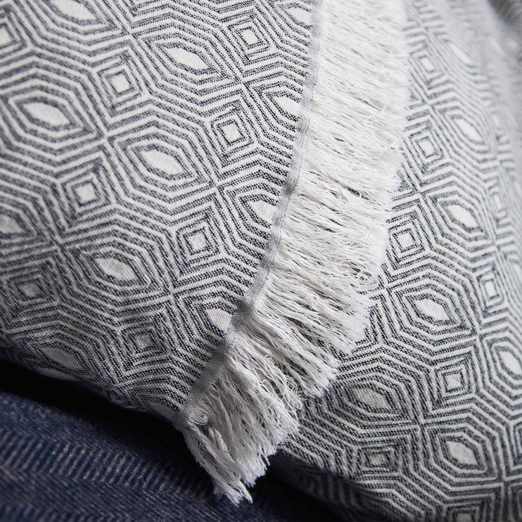 Black & Natural white Alcoa Kissenhülle | Home & Living inspiration | URBANARA