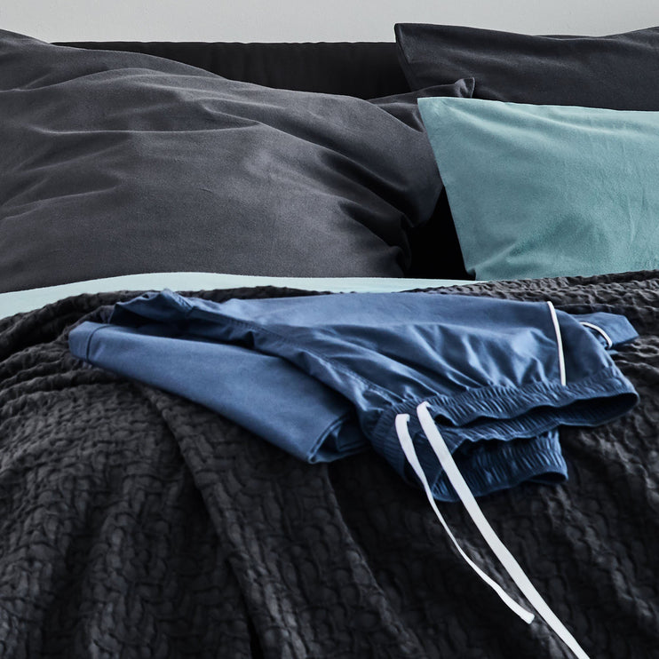 Pyjama Alva in Dunkles Graublau & Weiß aus 100% Bio-Baumwolle | Entdecken Sie unsere schönsten Wohnaccessoires