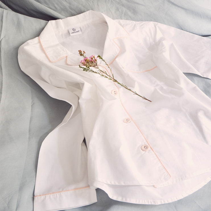 Pyjama Alva in Weiß & Rosa aus 100% Bio-Baumwolle | Entdecken Sie unsere schönsten Wohnaccessoires