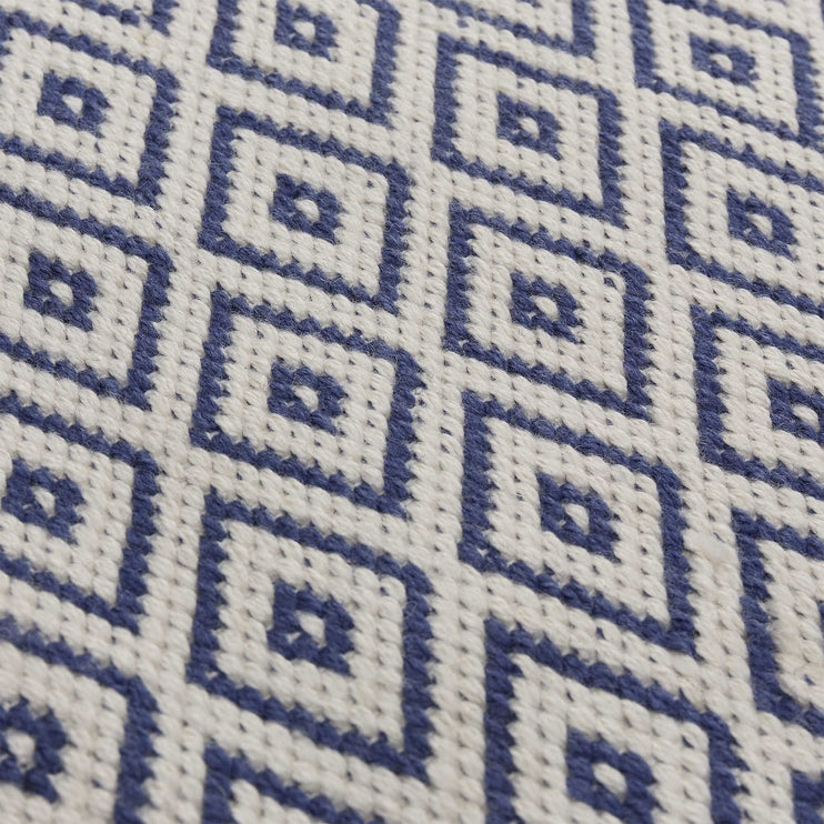 Läufer Barota in Ultramarinblau & Weiß aus 100% PET | Entdecken Sie unsere schönsten Wohnaccessoires