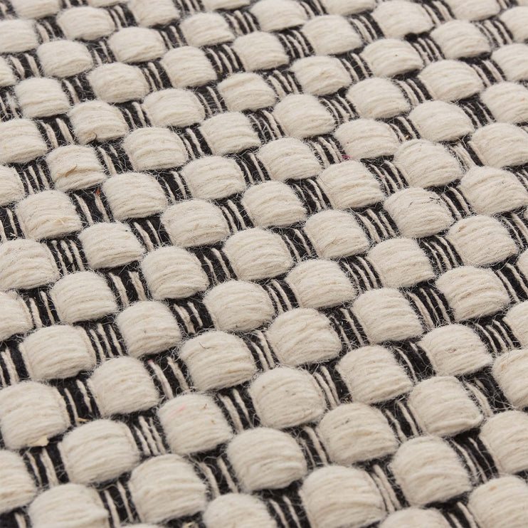 Teppich Kalanka in Naturweiß & Schwarz aus 90% Schurwolle & 10% Baumwolle | Entdecken Sie unsere schönsten Wohnaccessoires