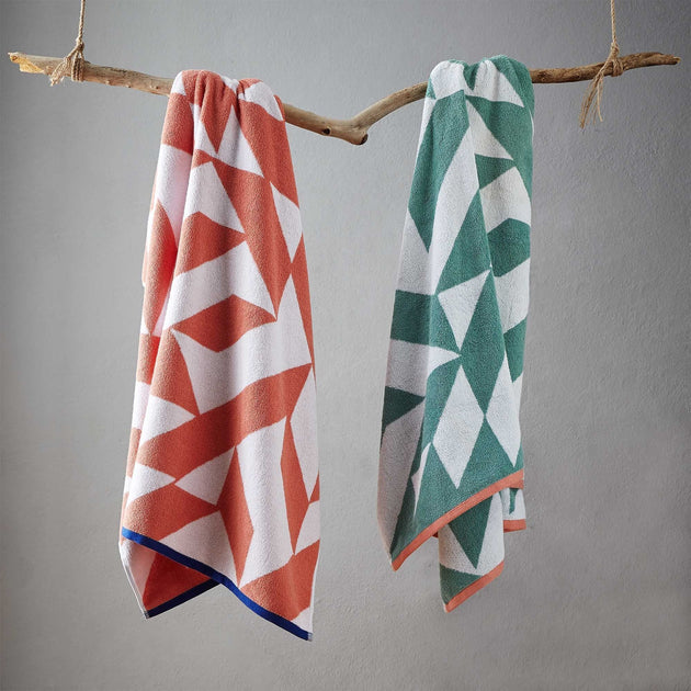 Strandtuch Aruain Aqua & Weiß & Papaya | Schöne Ideen für Ihr Zuhause | URBANARA