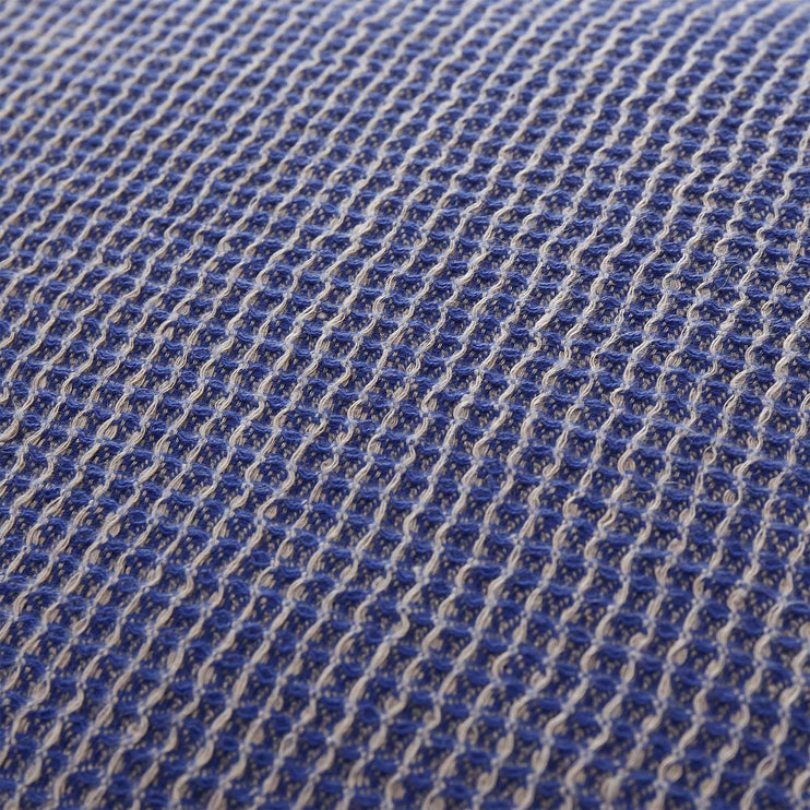 Kissenhülle Kovai in Ultramarinblau & Natur aus 50% Leinen & 50% Baumwolle | Entdecken Sie unsere schönsten Wohnaccessoires