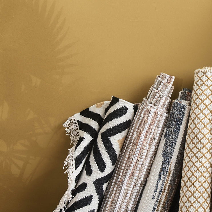 Läufer Kovalam, Schwarz & Leuchtendes Senfgelb & Naturweiß, 90% Wolle & 10% Baumwolle | URBANARA Läufer