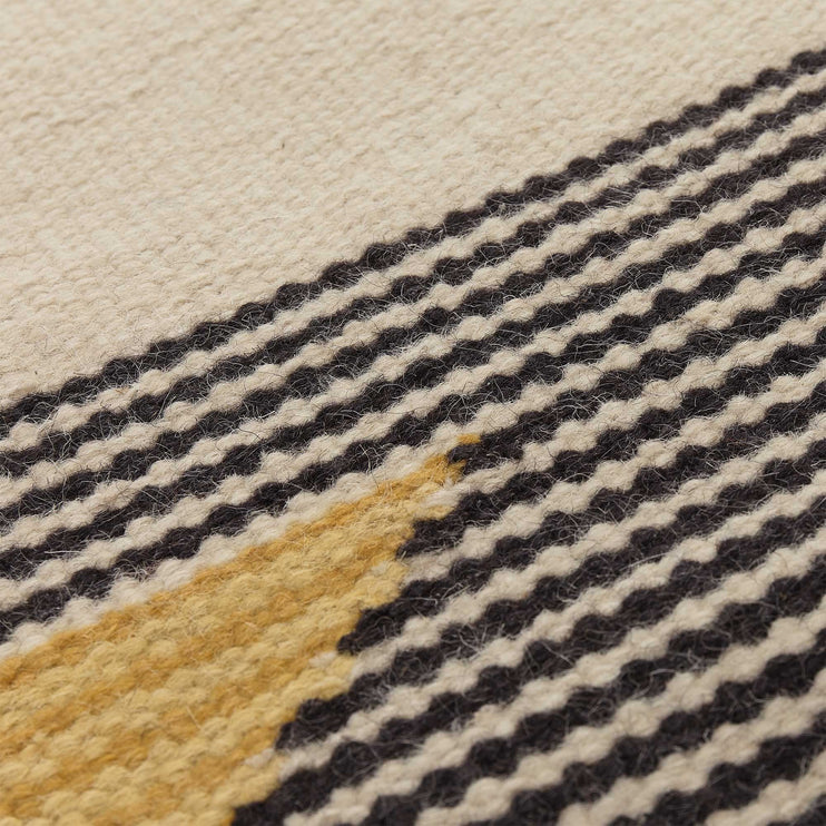 Läufer Kovalam in Schwarz & Leuchtendes Senfgelb & Naturweiß aus 90% Wolle & 10% Baumwolle | Entdecken Sie unsere schönsten Wohnaccessoires