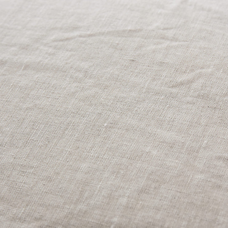 Kissenhülle Alvalade in Natur & Grüngrau aus 100% Leinen | Entdecken Sie unsere schönsten Wohnaccessoires