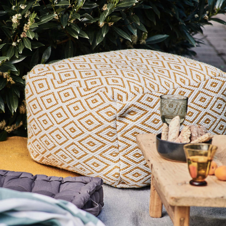 Pouf Bansa in Senfgelb & Weiß | Schöne Ideen für Ihr Zuhause | URBANARA