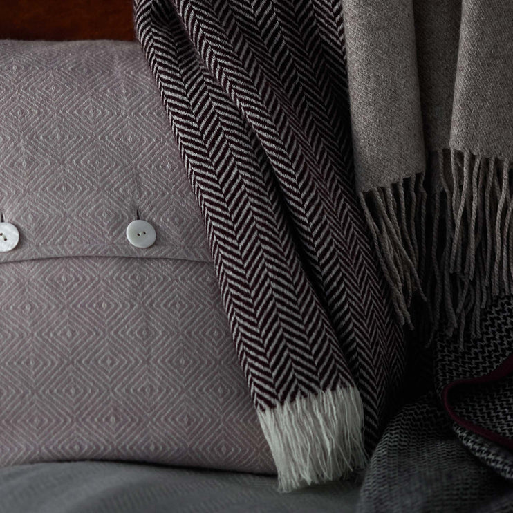 Decke Nerva, Weinrot & Creme, 100% Kaschmirwolle | URBANARA Kaschmirdecken