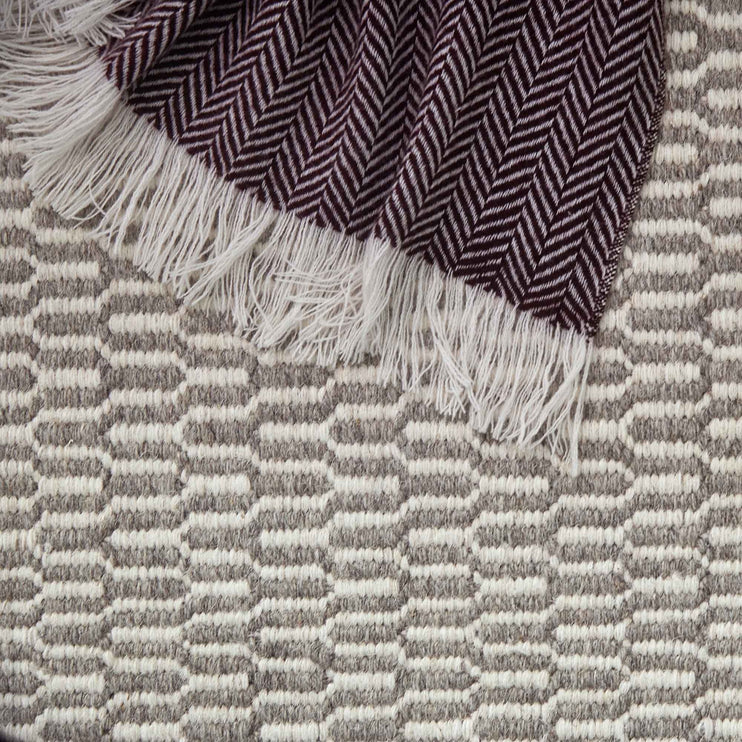 Decke Nerva, Weinrot & Creme, 100% Kaschmirwolle | Hochwertige Wohnaccessoires