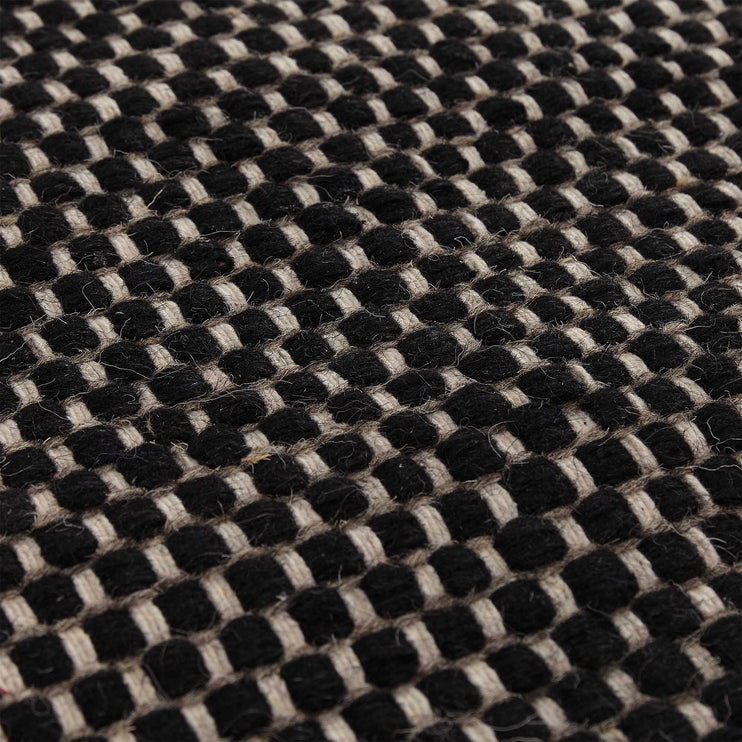 Wollläufer Kolong Schwarz & Eierschale, 100% Wolle | URBANARA Läufer