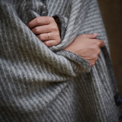 Wolldecke Santaka in Grau & Eierschale | Schöne Ideen für Ihr Zuhause | URBANARA