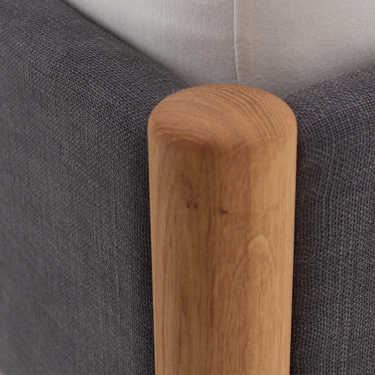 Bett Veng von Re Beds Urbanara Edition Dunkelgrau & Geölte Eiche, Eichenholz & 100% Leinen | Hochwertige Wohnaccessoires