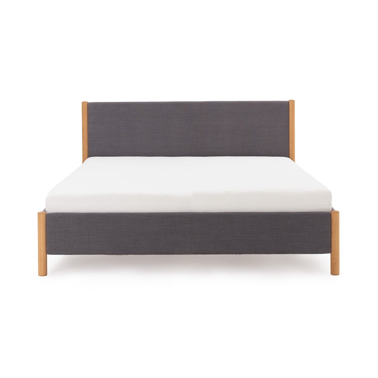 Bett Veng von Re Beds Urbanara Edition in Dunkelgrau & Geölte Eiche aus Eichenholz & 100% Leinen | Entdecken Sie unsere schönsten Wohnaccessoires