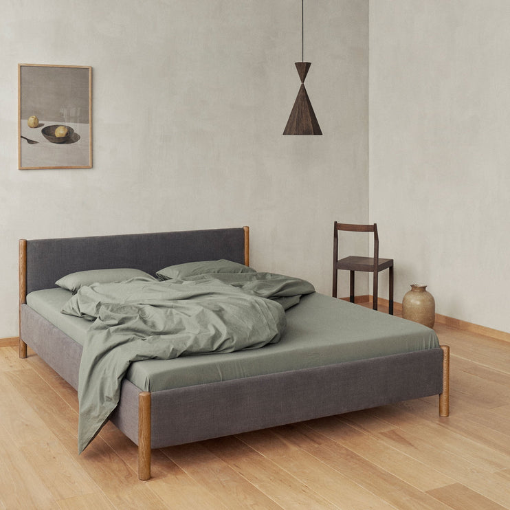 Bett Veng von Re Beds Urbanara Edition in Dunkelgrau & Geölte Eiche | Schöne Ideen für Ihr Zuhause | URBANARA