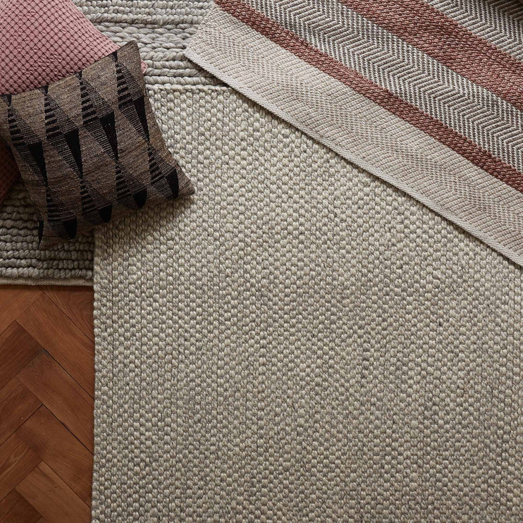 Teppich Teesta in Hellgrau aus 100% Schurwolle | Entdecken Sie unsere schönsten Wohnaccessoires