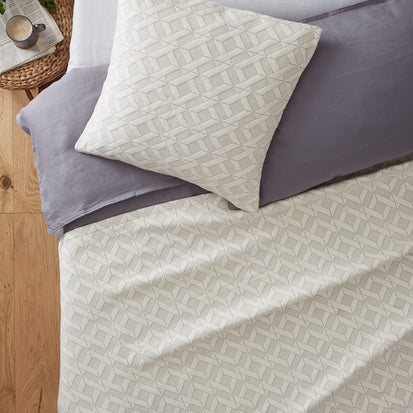 Light cream & Black Aldeia Tagesdecke | Home & Living inspiration | URBANARA