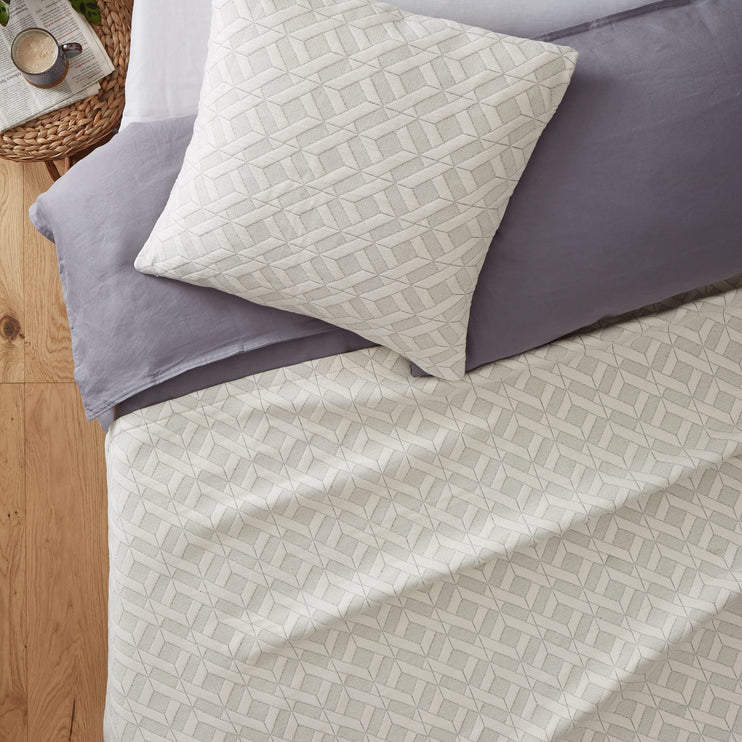 Light cream & Black Aldeia Tagesdecke | Home & Living inspiration | URBANARA