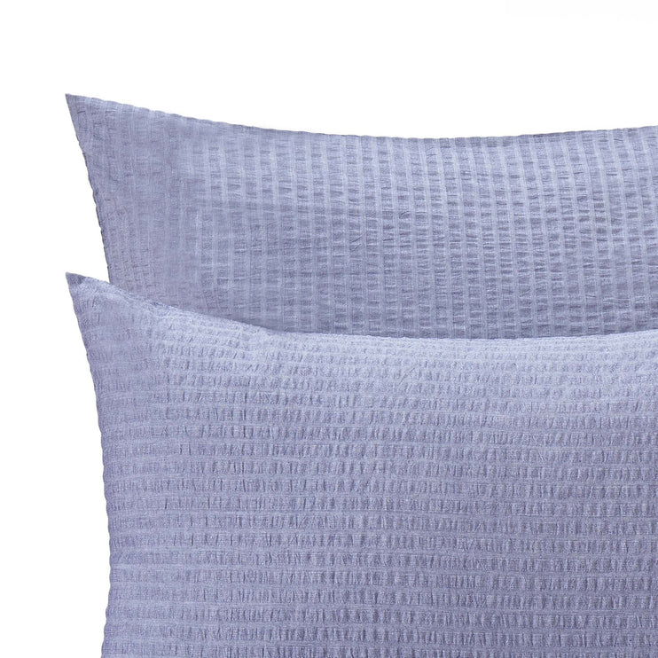 Kissenbezug Ansei Jeansblau, 100% Baumwolle | URBANARA Seersucker-Bettwäsche