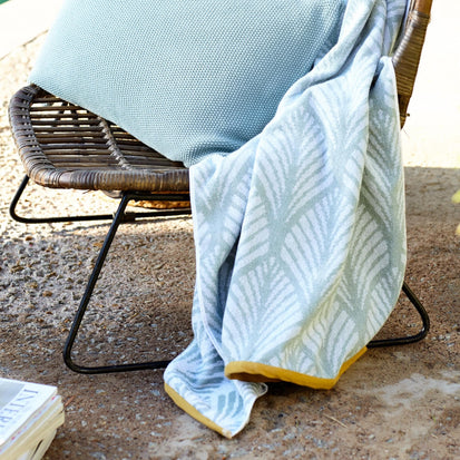 Strandtuch Coimbrain Helles Graugrün & Weiß | Schöne Ideen für Ihr Zuhause | URBANARA