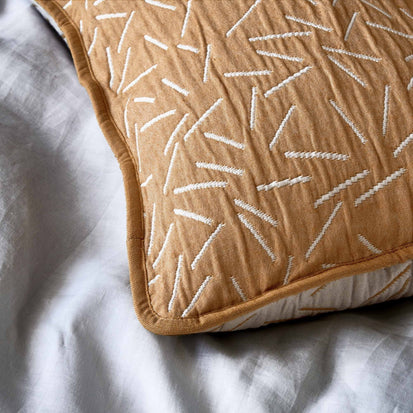 Mustard & Light grey Alcains Kissenhülle | Home & Living inspiration | URBANARA