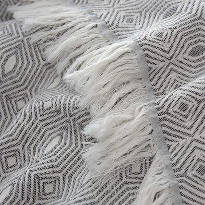 Black & Natural white Alcoa Decke | Home & Living inspiration | URBANARA