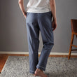 Pyjama Alva, Dunkles Graublau & Weiß, 100% Bio-Baumwolle | Hochwertige Wohnaccessoires