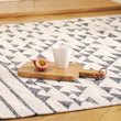 Schneidebrett Yamuna, Warmes Braun, 100% Akazienholz | URBANARA Servierplatten & Bretter