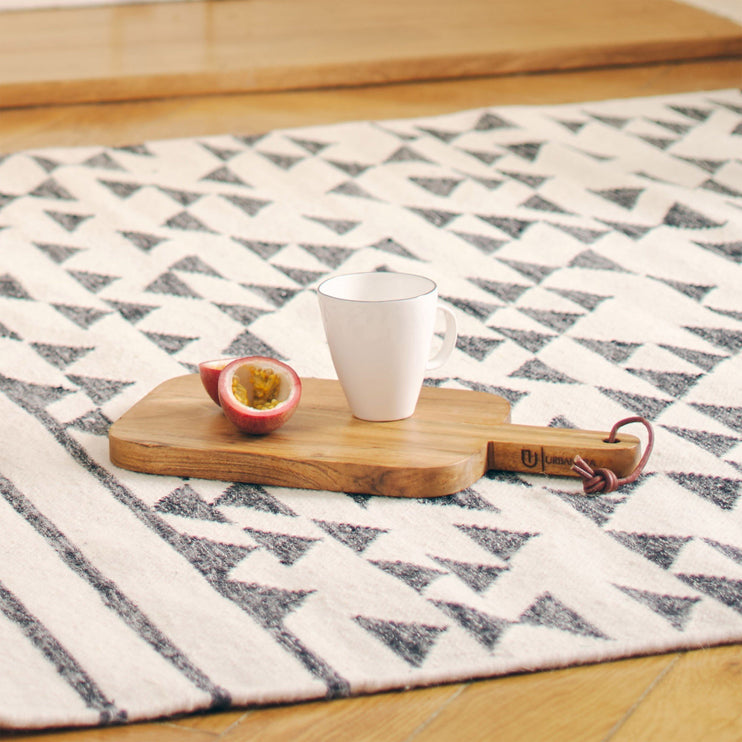 Schneidebrett Yamuna, Warmes Braun, 100% Akazienholz | URBANARA Servierplatten & Bretter