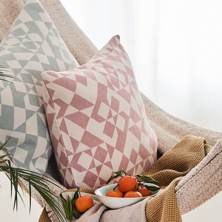 Dusty pink & Natural white Amparo Kissenhülle | Home & Living inspiration | URBANARA