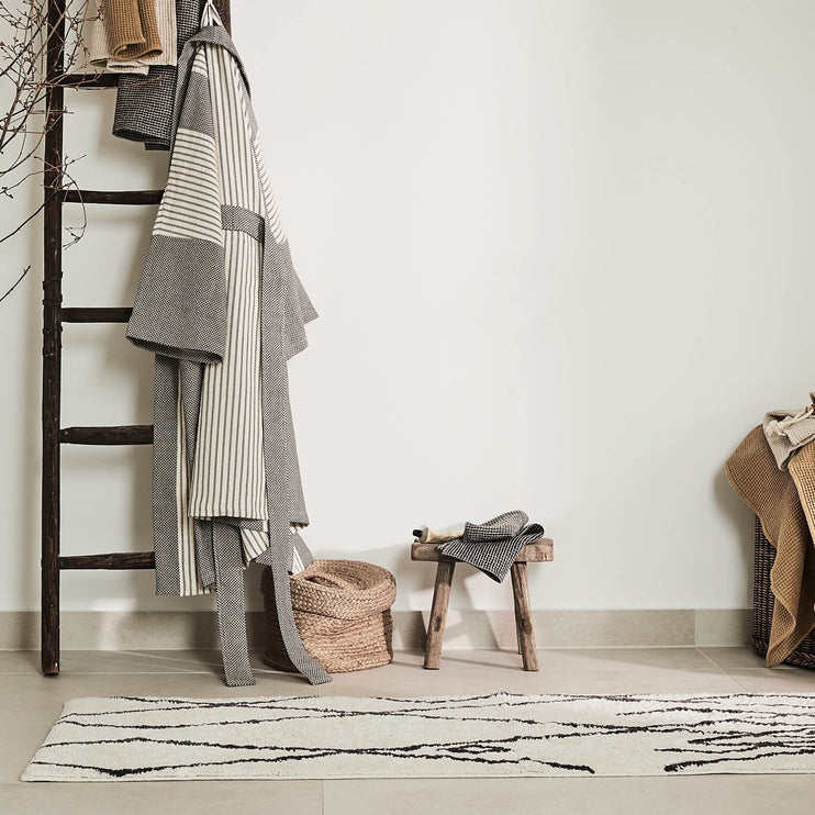 Natural white & Dark grey Zerdali Badematte | Home & Living inspiration | URBANARA