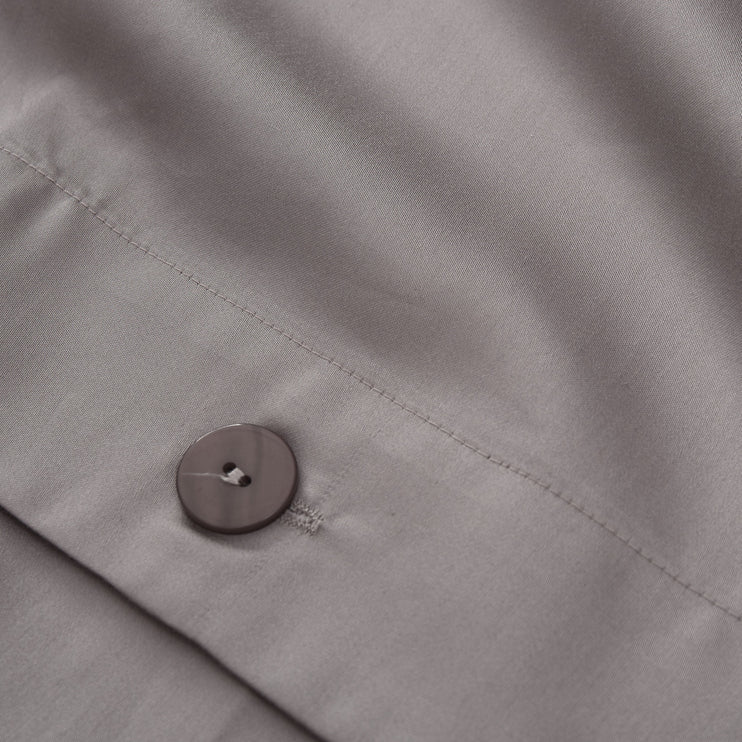 Kissenbezug Millau Grau, 100% gekämmte und merzerisierte Baumwolle | URBANARA Satin-Bettwäsche