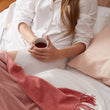 Pyjama Alva in Weiß & Rosa aus 100% Bio-Baumwolle | Entdecken Sie unsere schönsten Wohnaccessoires