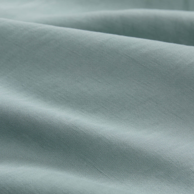 Kissenbezug Formoso, Helles Grüngrau, 70% Tencel & 30% Hanf | URBANARA Satin-Bettwäsche