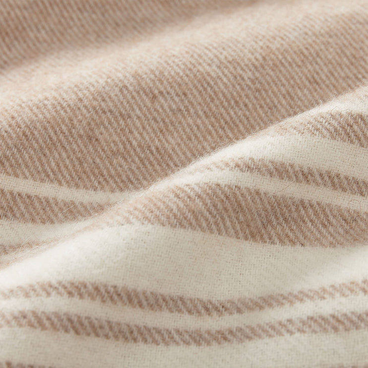 Alpakadecke Oroya in Beige aus 50% Alpakawolle & 50% Merinowolle | Entdecken Sie unsere schönsten Wohnaccessoires