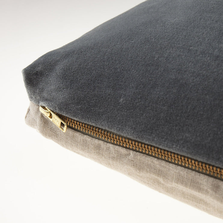 Kissen Tipani in Grüngrau aus 100% Baumwolle & 100% Leinen | Entdecken Sie unsere schönsten Wohnaccessoires