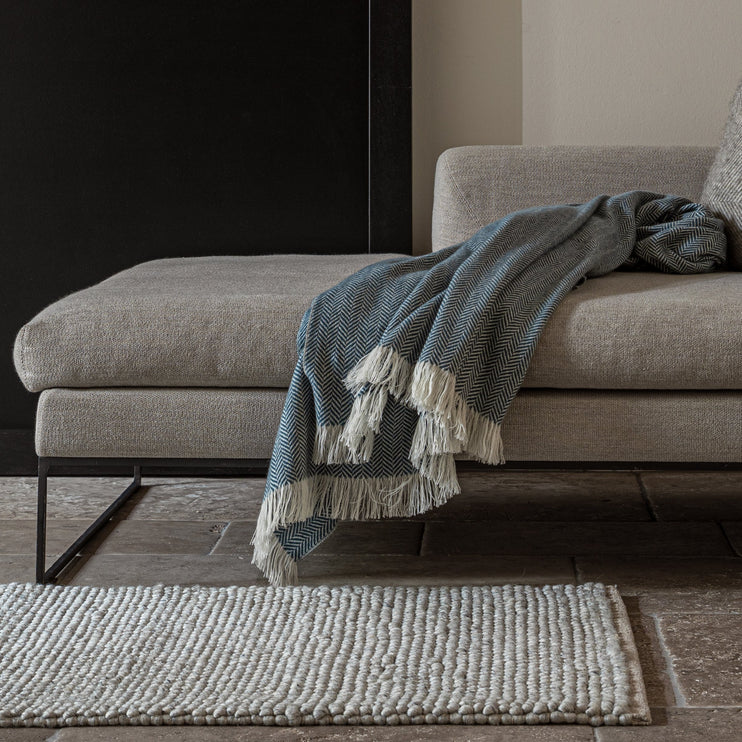 Kaschmirdecke Nerva in Petrol & Creme | Schöne Ideen für Ihr Zuhause | URBANARA